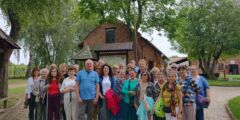 Uczestnicy wycieczki do Muzeum w Lipcach Reymontowskich