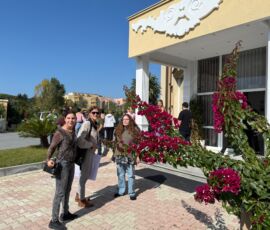 Marta, Monika i Zori przed hotelem