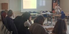 Uczestnicy szkolenia z programów rehabilitacyjnych słuchają wykładu trenera.
