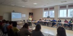 Uczestnicy szkolenia z programów rehabilitacyjnych słuchają wykładu trenera.