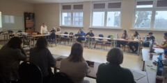 Uczestnicy szkolenia z programów rehabilitacyjnych słuchają wykładu trenera.