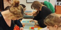 Uczestnicy szkolenia układają klocki LEGO BRAILLE BRICKS.